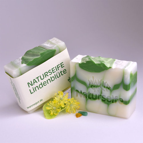 grün weiß gemustertes Stück feste Seife mit Blumendeko